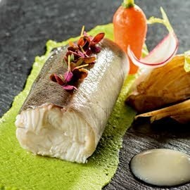 Pstrąg tęczowy z sosem veloute na puree z zielonego groszku i wanilii Pstrąg tęczowy z sosem veloute na puree z zielonego groszku i wanilii