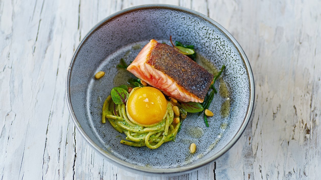 Spaghetti z pesto i łososiem