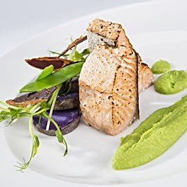 Łosoś confit z rozmarynem i czosnkiem na zielonym groszku z pomidorami (BG)