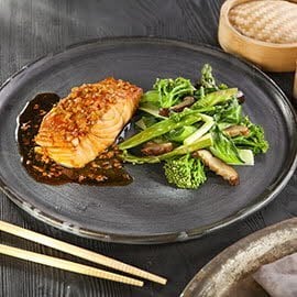 Łosoś glazurowany w sosie imbirowo-sojowym Łosoś glazurowany w sosie imbirowo-sojowym