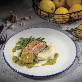 Łosoś z zielonymi szparagami, ziemniakami puree i słodkim sosem musztardowo-koperkowym