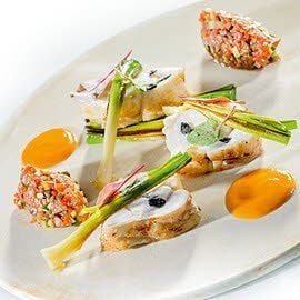 Żabnica z sosem ze skorupiaków i pomidorowym quenelles Żabnica z sosem ze skorupiaków i pomidorowym quenelles