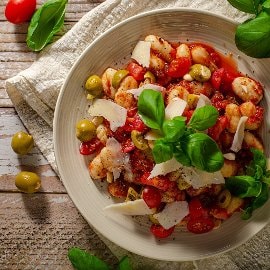Gnocchi z maślanym sosem pomidorowym i oliwkami Gnocchi z maślanym sosem pomidorowym i oliwkami