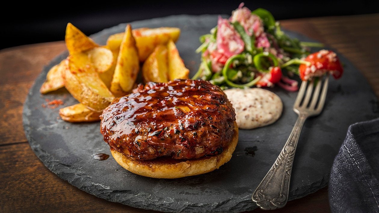 Grillowany burger z sałatką bulgur z kwaszoną cebulą – - Przepis