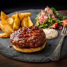 Grillowany burger z sałatką bulgur z kwaszoną cebulą Grillowany burger z sałatką bulgur z kwaszoną cebulą