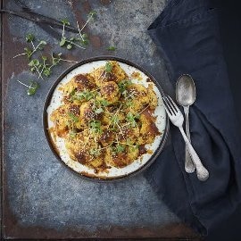Kalafior Tikka z kwaśnym jogurtem miętowym Kalafior Tikka z kwaśnym jogurtem miętowym