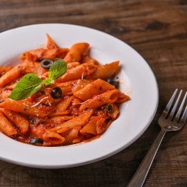 Penne Arrabbiata z czarnymi oliwkami Penne Arrabbiata z czarnymi oliwkami