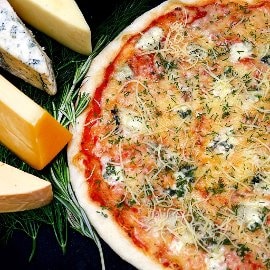 Pizza Quattro Formagi – cztery sery Pizza Quattro Formagi – cztery sery