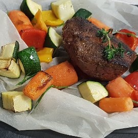 Stek ze strusia z wędzonymi ziemniakami i pieczonymi warzywami Stek ze strusia z wędzonymi ziemniakami i pieczonymi warzywami