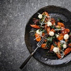Wędzone marchewki z wodorostami wakame i cytrusowym majonezem (wegańskie) Wędzone marchewki z wodorostami wakame i cytrusowym majonezem (wegańskie)