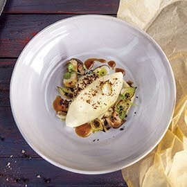 Cepeliny z królikiem podane na purée z cebuli, z dodatkiem borowików i crunchem Cepeliny z królikiem podane na purée z cebuli, z dodatkiem borowików i crunchem