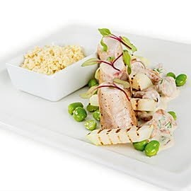 Comber z królika w sosie kurkowym z kaszą jaglaną, kalarepą i bobem