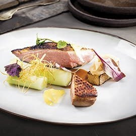 Filet z kaczki podany z sercami pora, piklowaną kalarepą i nutą orientu Filet z kaczki podany z sercami pora, piklowaną kalarepą i nutą orientu