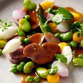 Wątróbka drobiowa z sezonowymi warzywami i lekkim sosem pieprzowym Wątróbka drobiowa z sezonowymi warzywami i lekkim sosem pieprzowym