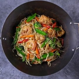 Chow mein – smażony makaron z kurczakiem i krewetkami Chow mein – smażony makaron z kurczakiem i krewetkami