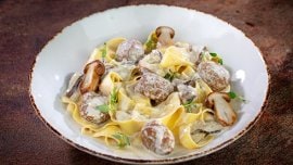 Klopsiki wegetariańskie w kremowym sosie grzybowym z pappardelle Klopsiki wegetariańskie w kremowym sosie grzybowym z pappardelle