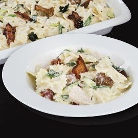 Makaron farfalle w kremowym sosie z kurczakiem, bekonem i kurkami Makaron farfalle w kremowym sosie z kurczakiem, bekonem i kurkami