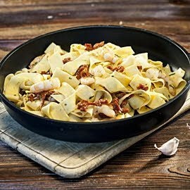 Pappardelle z krewetkami i suszonymi pomidorami Pappardelle z krewetkami i suszonymi pomidorami