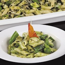 Penne w oliwnym sosie pesto z dodatkiem zielonych warzyw i czarną soczewicą Penne w oliwnym sosie pesto z dodatkiem zielonych warzyw i czarną soczewicą