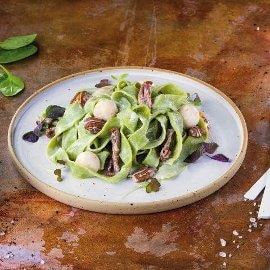 Rustykalny zielony makaron z mascarpone, suszonymi pomidorami, gruszką i orzechami pekan Rustykalny zielony makaron z mascarpone, suszonymi pomidorami, gruszką i orzechami pekan