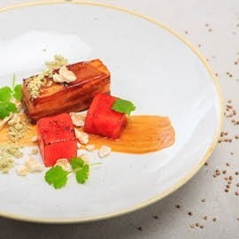 Boczek karmelizowany, arbuz kompresowany grenadine, puder cebulowy