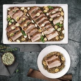 Boczek pieczony w zielonej soczewicy z cebulką perłową, tymiankiem i białym winem