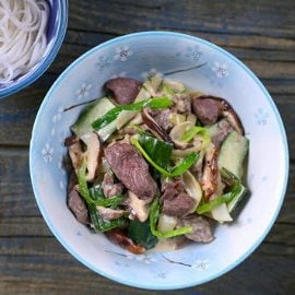 Boeuf Strogonow w orientalnej odsłonie z zielonym ogórkiem Boeuf Strogonow w orientalnej odsłonie z zielonym ogórkiem