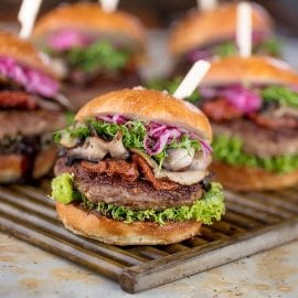 Burger wołowy w jesiennej odsłonie z suszonymi pomidorami i sosem BBQ Burger wołowy w jesiennej odsłonie z suszonymi pomidorami i sosem BBQ
