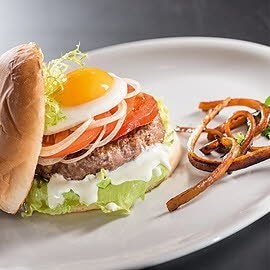 Burger wołowy z karmelizowaną pietruszką Burger wołowy z karmelizowaną pietruszką