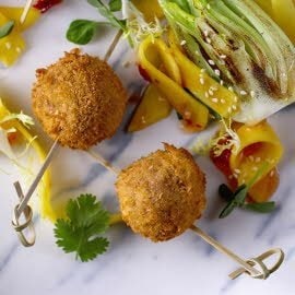 Chrupiące krokiety cielęce z sałatką z mango i chilli Chrupiące krokiety cielęce z sałatką z mango i chilli