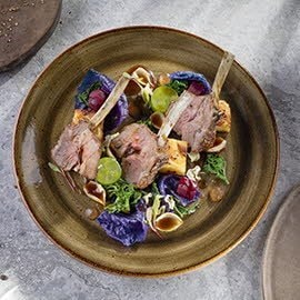 Comber jagnięcy z ziemniakami dauphinois i warzywami