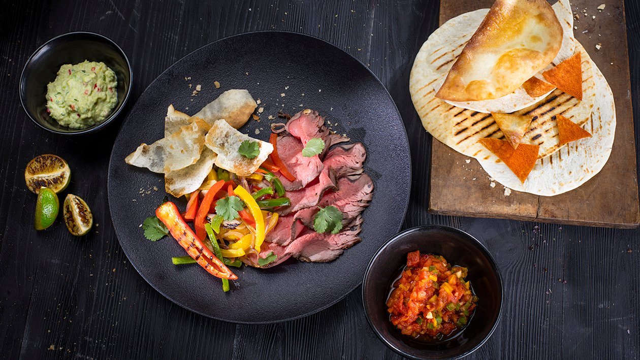 Fajita wołowa z warzywami, salsą i guacamole
