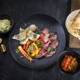 Fajita wołowa z warzywami, salsą i guacamole Fajita wołowa z warzywami, salsą i guacamole