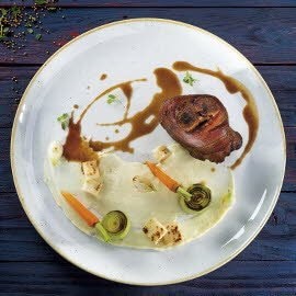 Golonka sous-vide przygotowana na sposób bawarski z purée ziemniaczano-chrzanowym Golonka sous-vide przygotowana na sposób bawarski z purée ziemniaczano-chrzanowym