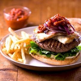 Grecki burger jagnięcy z serem Halloumi Grecki burger jagnięcy z serem Halloumi