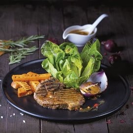 Grillowany antrykot z batatami i miksem zielonych sałat z sosem paprykowym Grillowany antrykot z batatami i miksem zielonych sałat z sosem paprykowym