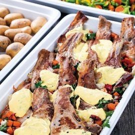 Grillowany schab z boczkiem na smażonych warzywach z sosem Bernaise Grillowany schab z boczkiem na smażonych warzywach z sosem Bernaise