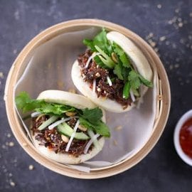 Gua bao – bułka na parze z duszonymi polikami Gua bao – bułka na parze z duszonymi polikami