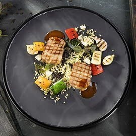 Karkówka sous-vide z kaszą burgul i grillowanymi warzywami Karkówka sous-vide z kaszą burgul i grillowanymi warzywami