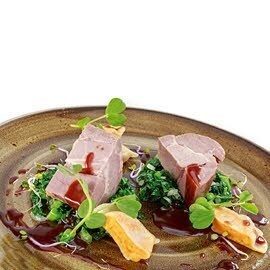 Karkówka z dzika z sosem porto, dyniowymi pierożkami i smażonym jarmużem Karkówka z dzika z sosem porto, dyniowymi pierożkami i smażonym jarmużem