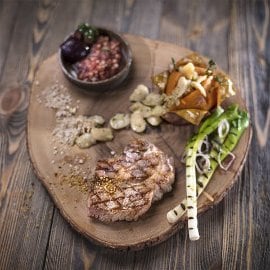 Karkówka z grilla z pieczonym batatem i śliwkową salsą Karkówka z grilla z pieczonym batatem i śliwkową salsą