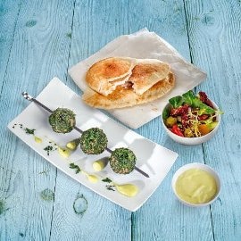 Kofta jagnięca z sałatką z pomidorów i sosem miętowym Kofta jagnięca z sałatką z pomidorów i sosem miętowym