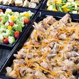 Królik duszony w warzywach na kremowym sosie Królik duszony w warzywach na kremowym sosie