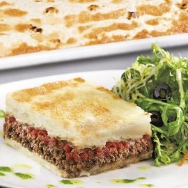 Musaka wołowa z bakłażanem i pomidorami oraz kremowym sosem beszamelowym Musaka wołowa z bakłażanem i pomidorami oraz kremowym sosem beszamelowym