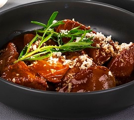 Ozór wieprzowy w sosie Bordelaise na puree selerowo-chrzanowym Ozór wieprzowy w sosie Bordelaise na puree selerowo-chrzanowym