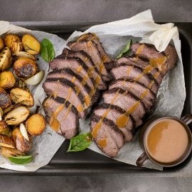 Pieczeń z dzika z ziemniakami i rozmarynem z kremowym sosem pieczeniowym z gorgonzolą