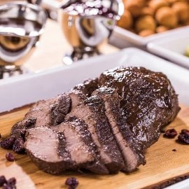 Pieczeń z jelenia w ciemnym sosie z żurawiną Pieczeń z jelenia w ciemnym sosie z żurawiną