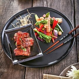 Pikantne żeberka wieprzowe z woku z pieczonymi warzywami Pikantne żeberka wieprzowe z woku z pieczonymi warzywami