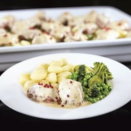 Policzki wieprzowe podane w kremowym sosie dijonnaise z gnocchi i zielonymi warzywami Policzki wieprzowe podane w kremowym sosie dijonnaise z gnocchi i zielonymi warzywami