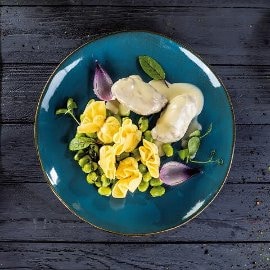 Policzki wieprzowe w sosie velouté z bobem i sakiewkami